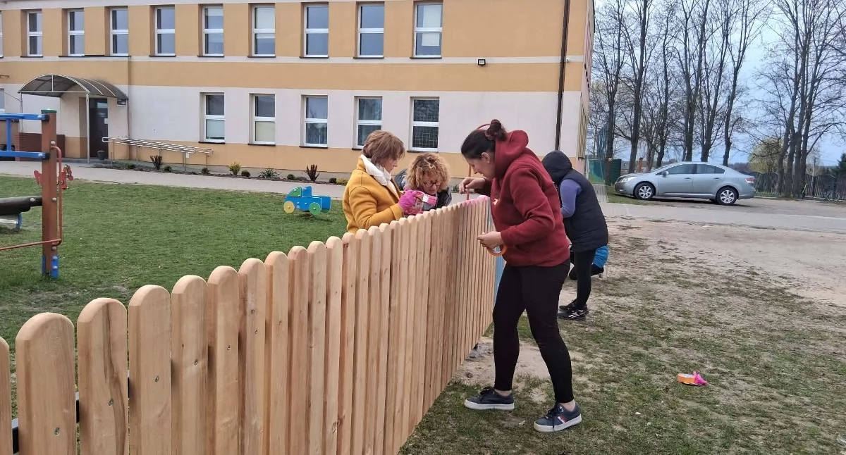 Koniec z samochodami tuż przy placu zabaw! Oszczepalin zjednoczył siły dla bezpieczeństwa dzieci