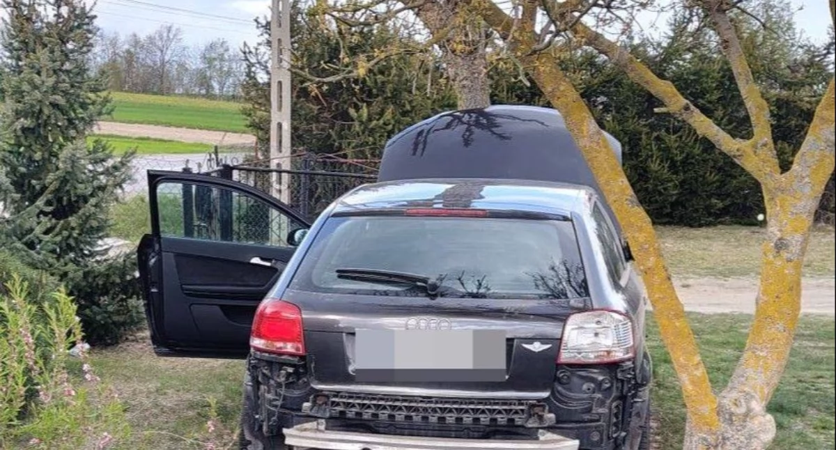 PIJANY RAJD W TCHÓRZEWIE. AUDI WBITE W DRZEWO, KIEROWCA UCIEKAŁ PIESZO