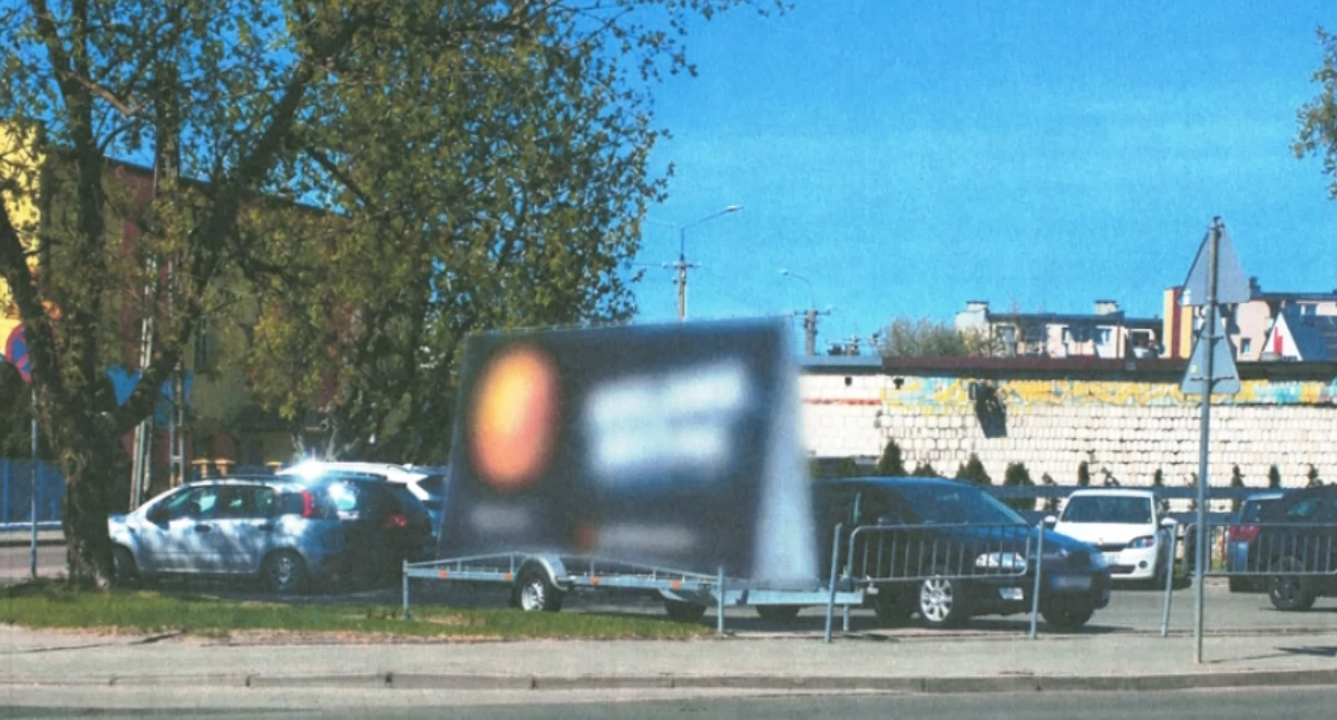 Koniec z „reklamowym pasożytnictwem”? Radny Artur  Czubaszek domaga się od Burmistrza usunięcia blokady z parkingu