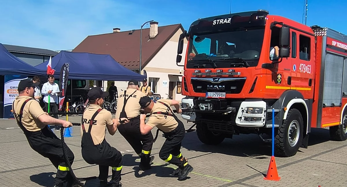 Przeciąganie wozu strażackiego i rajd rowerowy podczas obchodów 3 Maja w Trzebieszowie
