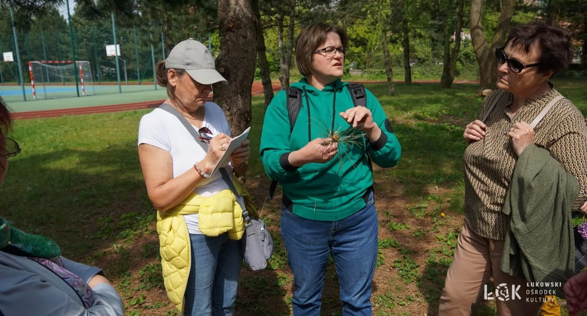 Słuchaczki Łukowskiego Uniwersytetu Trzeciego Wieku poznają moc drzew i krzewów leczniczych