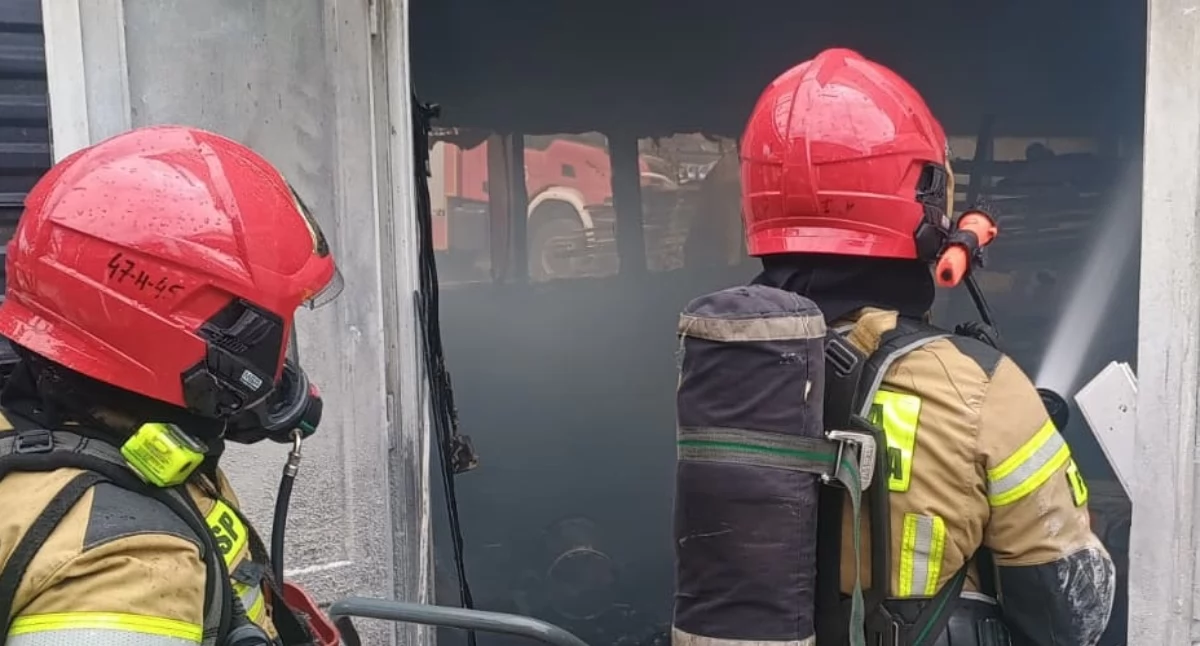 Pożar w domu w Sarnowie i kolizja w Szczygłach Górnych. Pracowity poranek strażaków