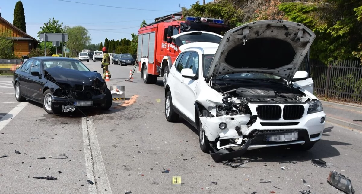 69-latek w BMW wyjechał z parkingu. 36-letnia kierująca w szpitalu