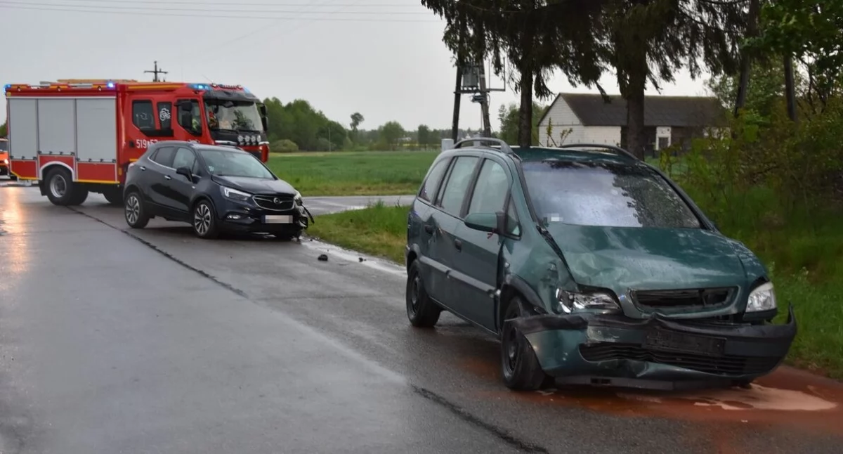 Kolonia Domaszewnica: zderzenie dwóch Opli, dwie pasażerki w szpitalu