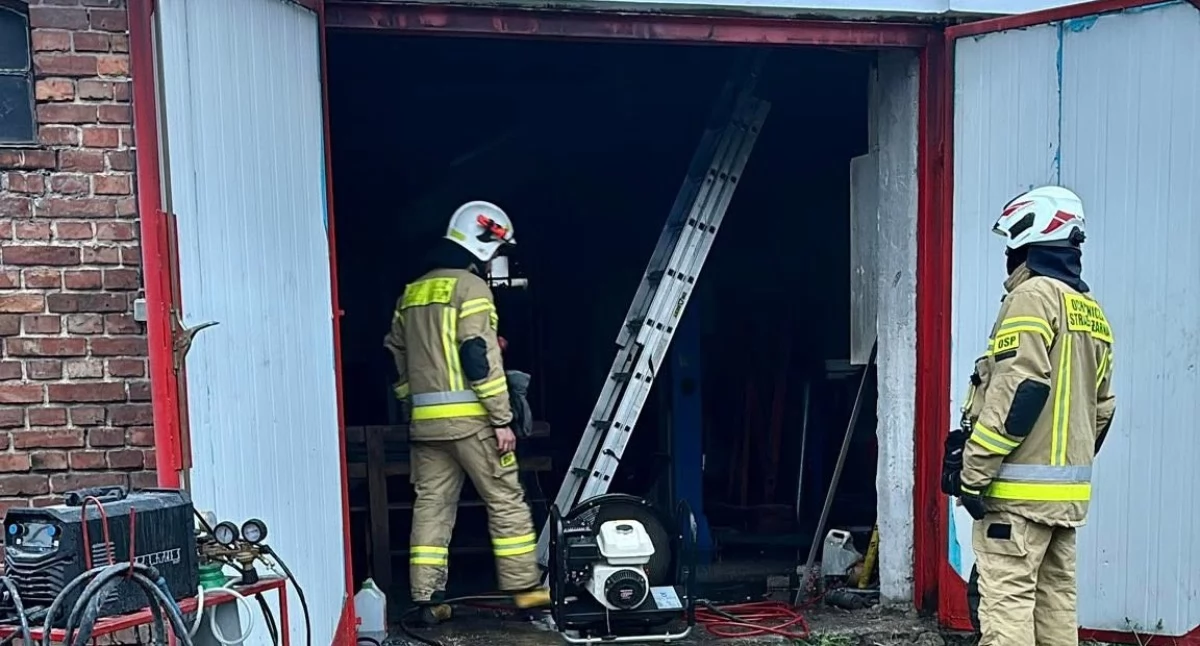 Szybka akcja strażaków w Jelencu. Pożar przy budynku gospodarczym opanowany