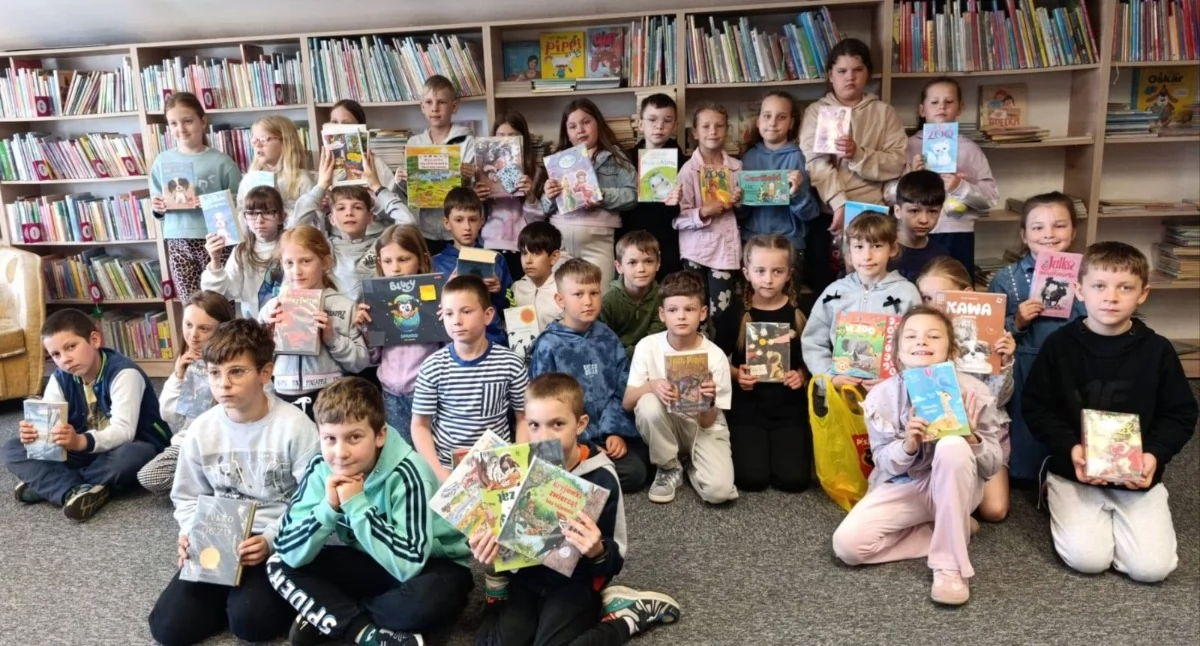 Książkowy przełom w Trzebieszowie. Drugoklasiści z Dębowicy wzięli bibliotekę szturmem!