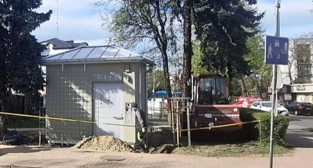Nowoczesna toaleta w centrum Łukowa już gotowa! Burmistrz ostrzega: „Drzwi otworzą się same”