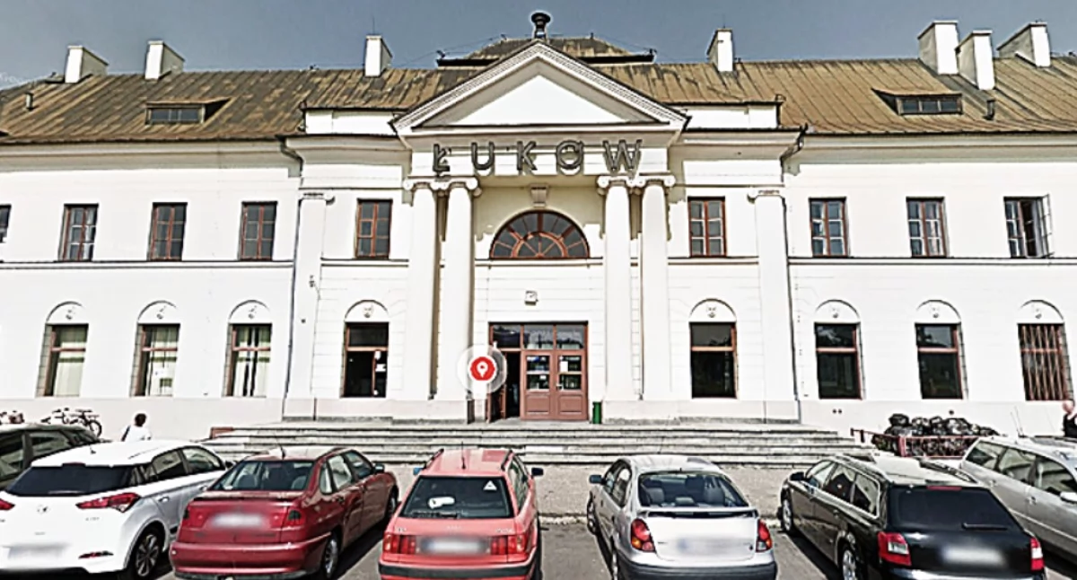 Dworcowy bałagan i „wyścigi” pod szkołą. Burmistrz Płudowski o interwencjach mieszkańców