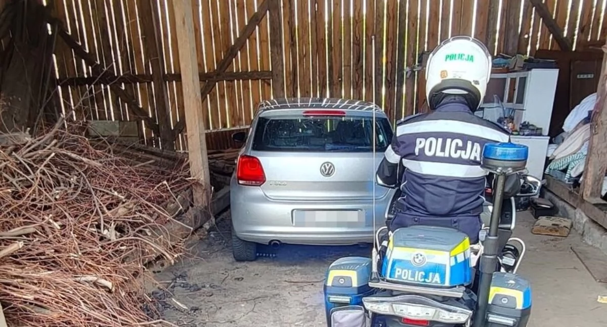 Trzech pijanych w aucie. Spali w najlepsze. Auto zaparkowane w stodole! 