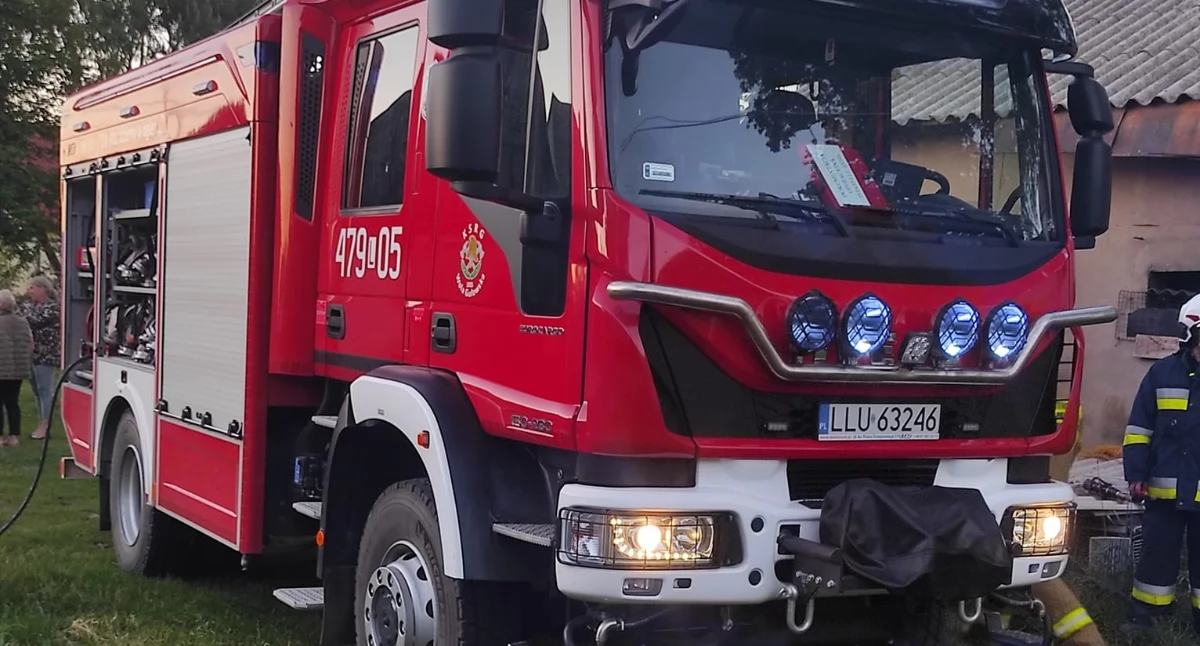 Pilna akcja strażaków koło Woli Gułowskiej!  Płonął budynek gospodarczy