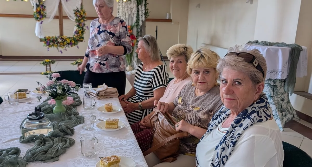 Wzruszający Dzień Matki w Klubie Seniora „APIS”