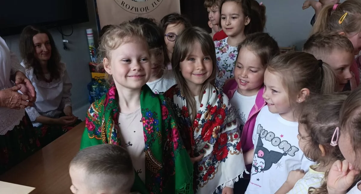 Pieczenie placków i robienie masła. Zobacz, jak bawią się przedszkolaki z Gminy Stanin
