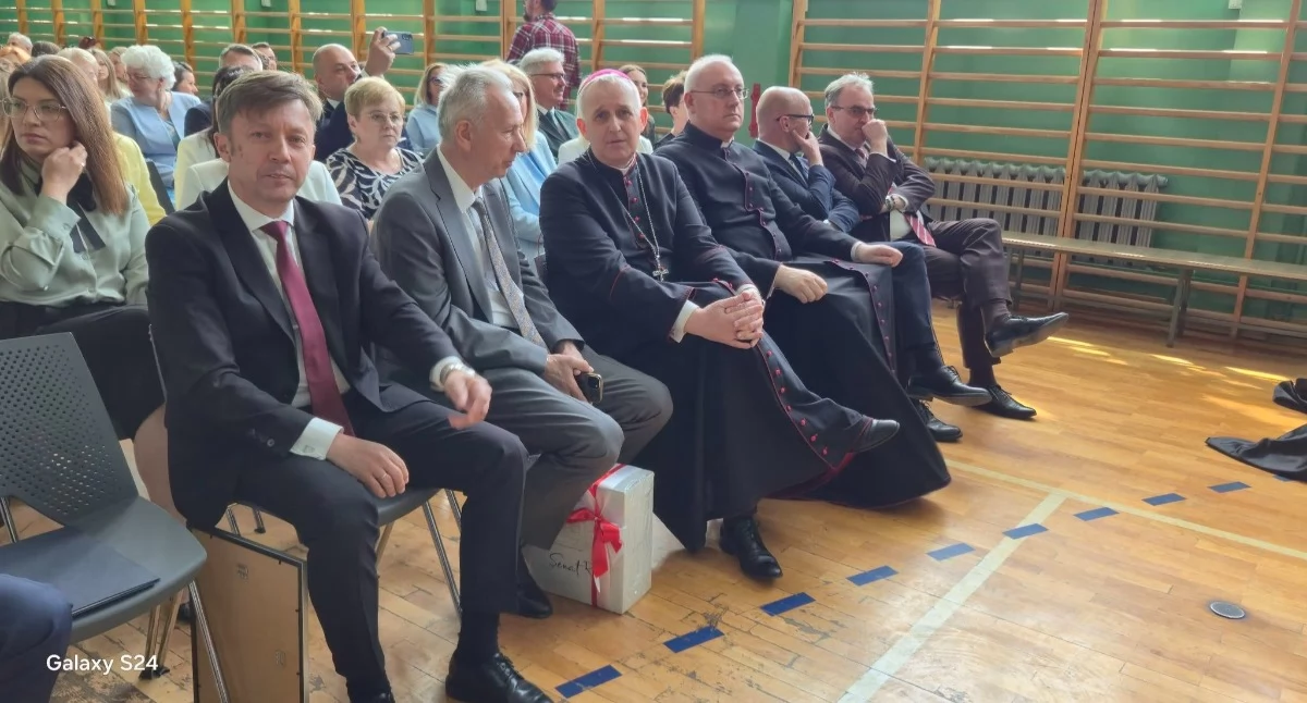 Biskup, tort i morze wspomnień. Szkoła w Zalesiu świętowała monumentalny jubileusz! Szukajcie się na zdjęciach