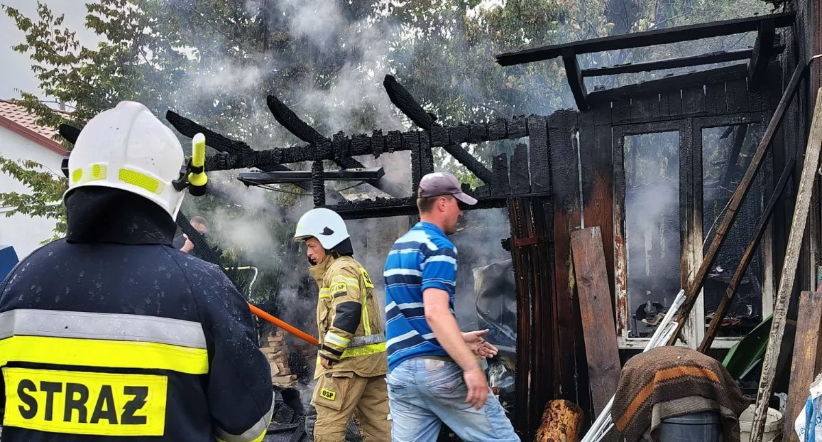Ogień zajął budynek gospodarczy. Czarny dym postawił na nogi cztery zastępy straży! [FOTO]