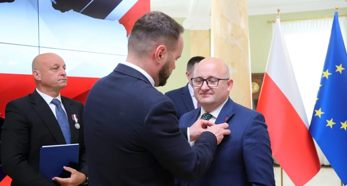 Przewodniczący Rady Miasta Łuków wyróżniony przez wojewodę. Prestiżowe odznaczenie dla Artura Czubaszka
