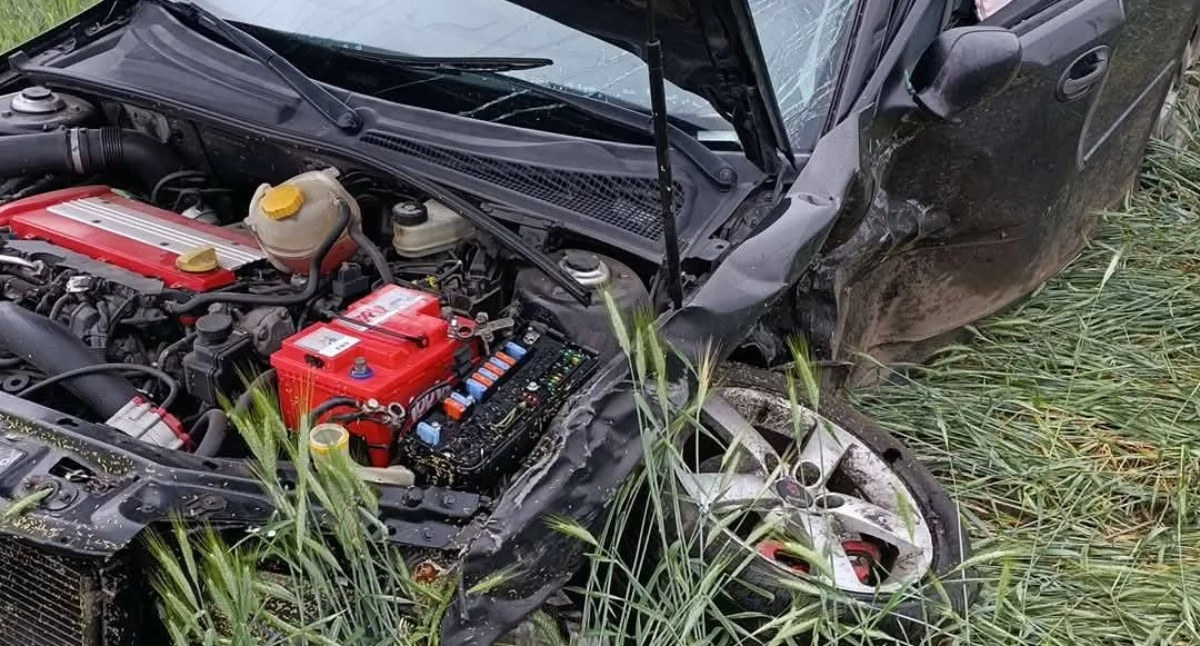 Jonnik: zderzenie na wąskiej drodze wśród pól zboża. Dwa auta rozbite, interweniowały wszystkie służby