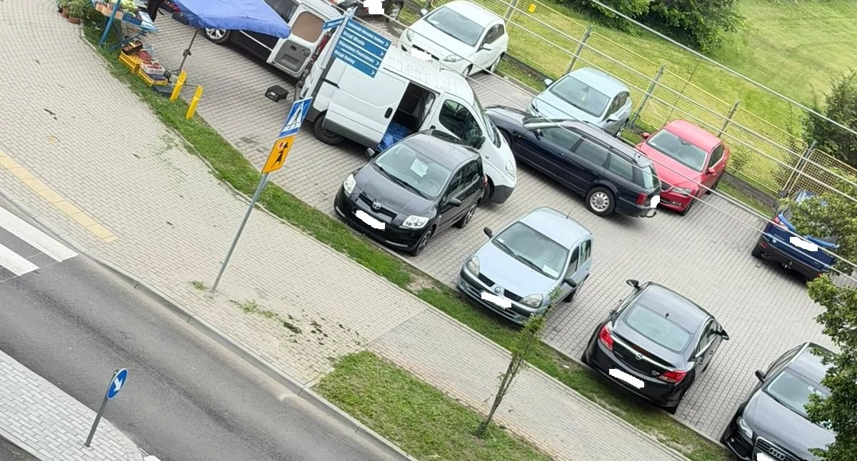 Mieszkańcy oburzeni: Parking przy ul. Partyzantów zamienia się w autokomis i targowisko