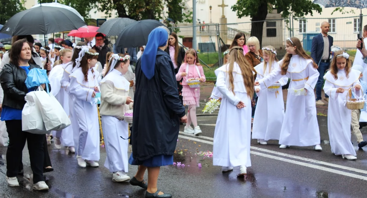 Podniosła atmosfera i tłumy wiernych. Procesja Bożego Ciała przeszła ulicami Łukowa (ZDJĘCIA)
