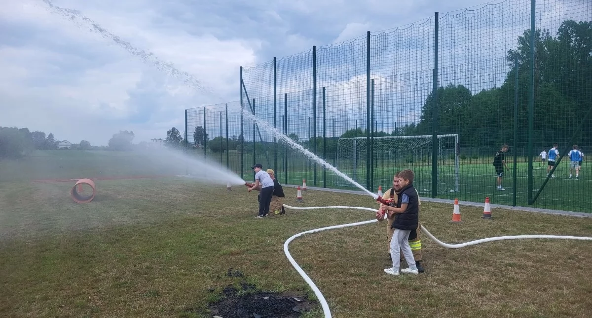 Nauczyciele na parkiecie, strażacy w akcji! Tak Sarnów świętował Dzień Dziecka [ZDJĘCIA]