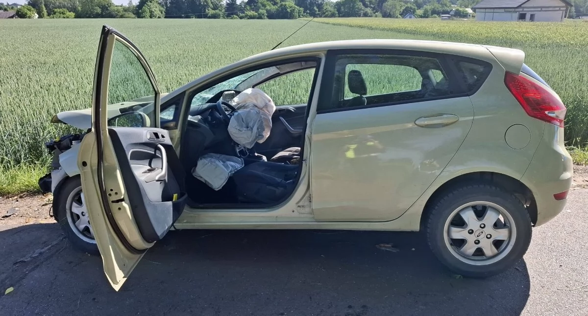 Tragedia o poranku ! Kierowca nie miał szans po uderzeniu w drzewo