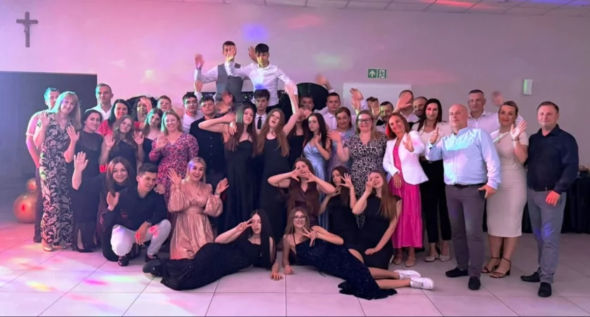 Wyjątkowy bal ósmoklasisty w Dębowicy pełen tańca i wspomnień (FOTO + WIDEO)
