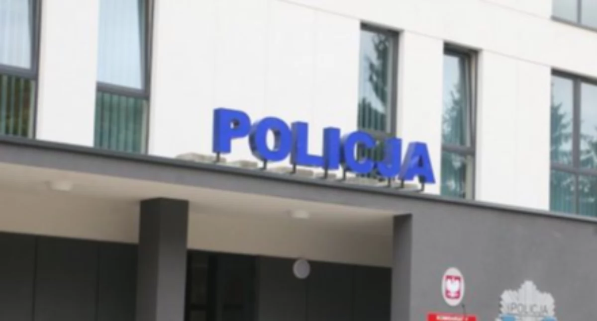 Pijany ojciec spał, dzieci wychylały się z okna. Policja zatrzymała 50-latka