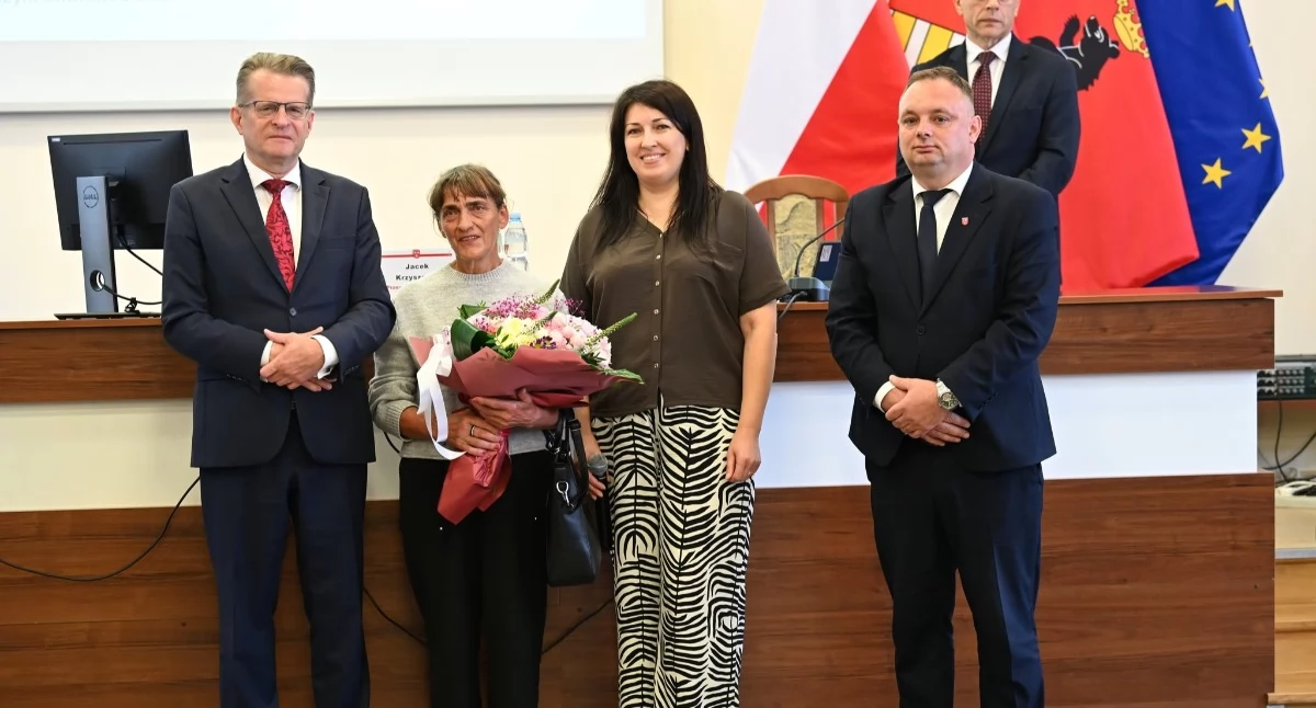 Kiedy sztuka wkracza na sesję rady: Jadwiga Osial i jej kolorowy świat