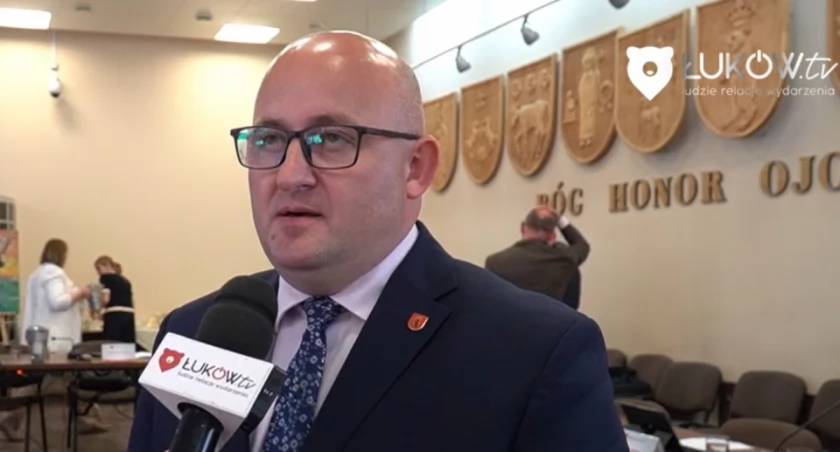 Burmistrz Płudowski z absolutorium. Przewodniczący Czubaszek: „Było wiele pozytywnych zmian, budujemy bloki i drogi