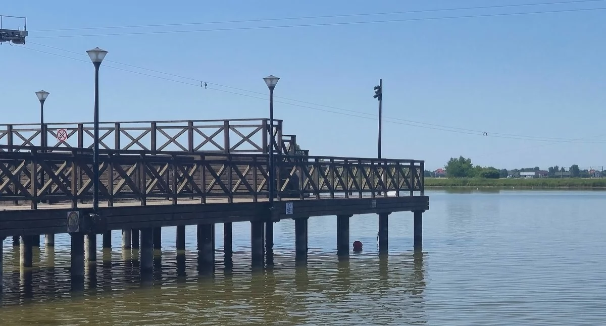 O krok od tragedii nad zalewem Zimna Woda. Senior runął w 3-metrowy dół, uratował go inny plażowicz