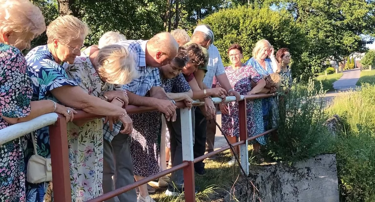 Magiczna noc nad rzeką: Seniorzy ze Starych Kobiałek powitali lato podczas „Wianków nad Świdrem”