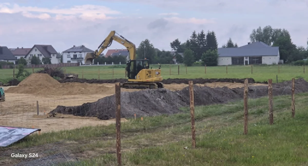   Dino idzie jak burza w powiecie łukowskim! Ruszyła budowa kolejnego marketu, tym razem tuż pod miastem [ZDJĘCIA]