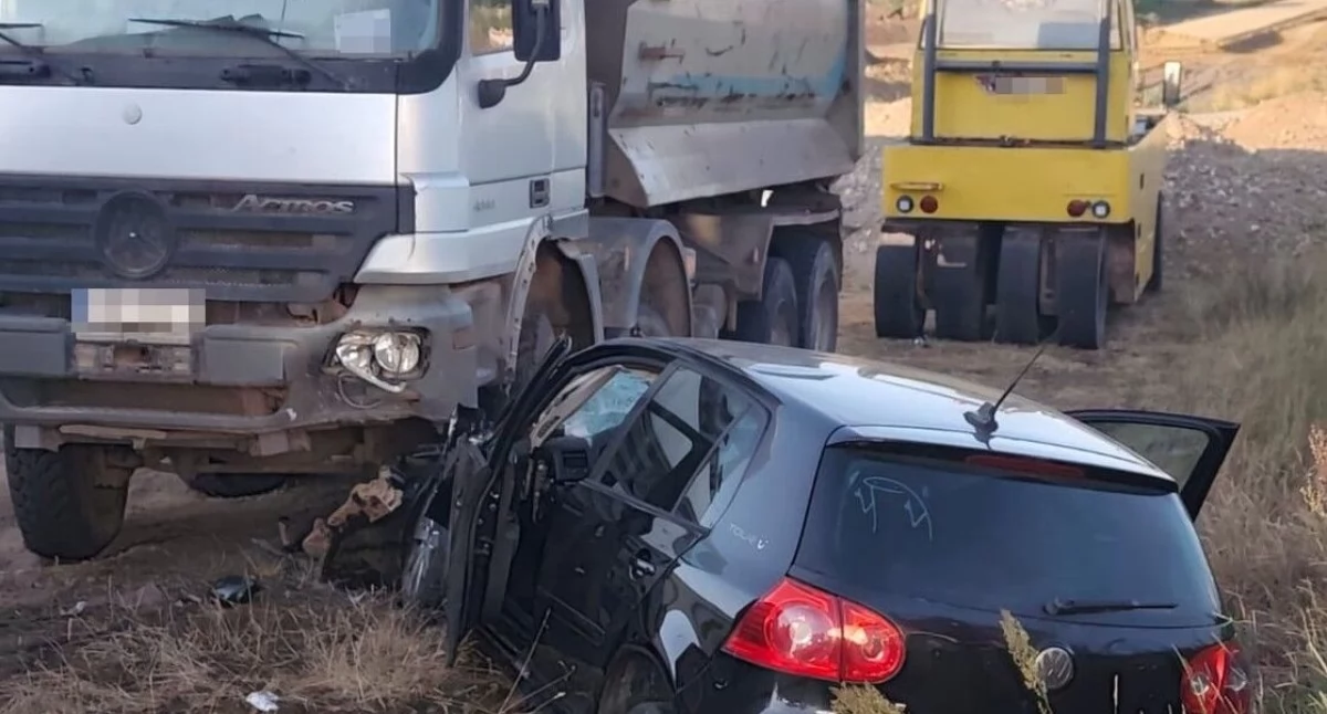 HUK I JĘK GIĘTEJ BLACHY! CHCIAŁA TYLKO SKRĘCIĆ NA STACJĘ. WTEDY UDERZYŁ W NIĄ GOLF. DWIE KOBIETY W SZPITALU!