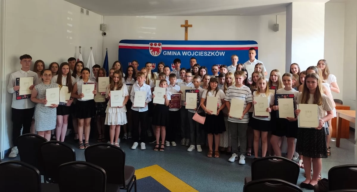 Sukcesy młodych talentów. Wójt Gminy Wojcieszków wręczył nagrody najzdolniejszym uczniom [LISTA NAZWISK]
