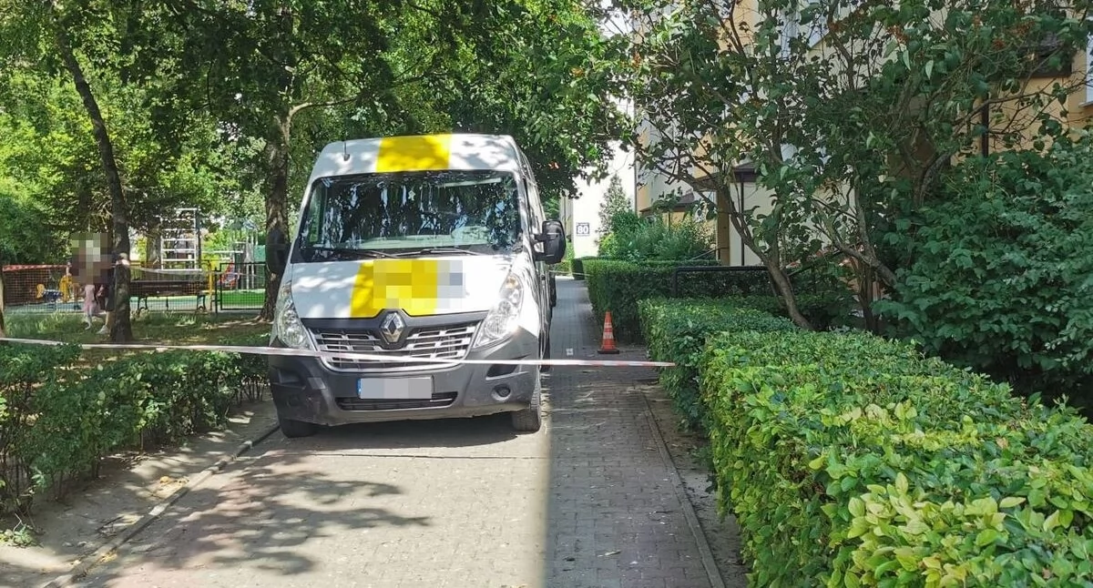Cofał furgonetką pod blokiem. Nie zauważył seniorki. Konająca 70-latka zmarła w szpitalu!