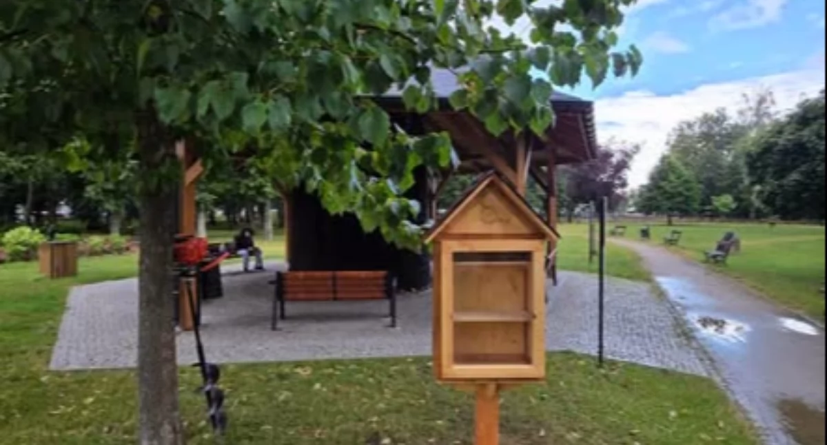 Leśne biblioteki już otwarte. Nadleśnictwo Łuków zaprasza do czytania na łonie natury