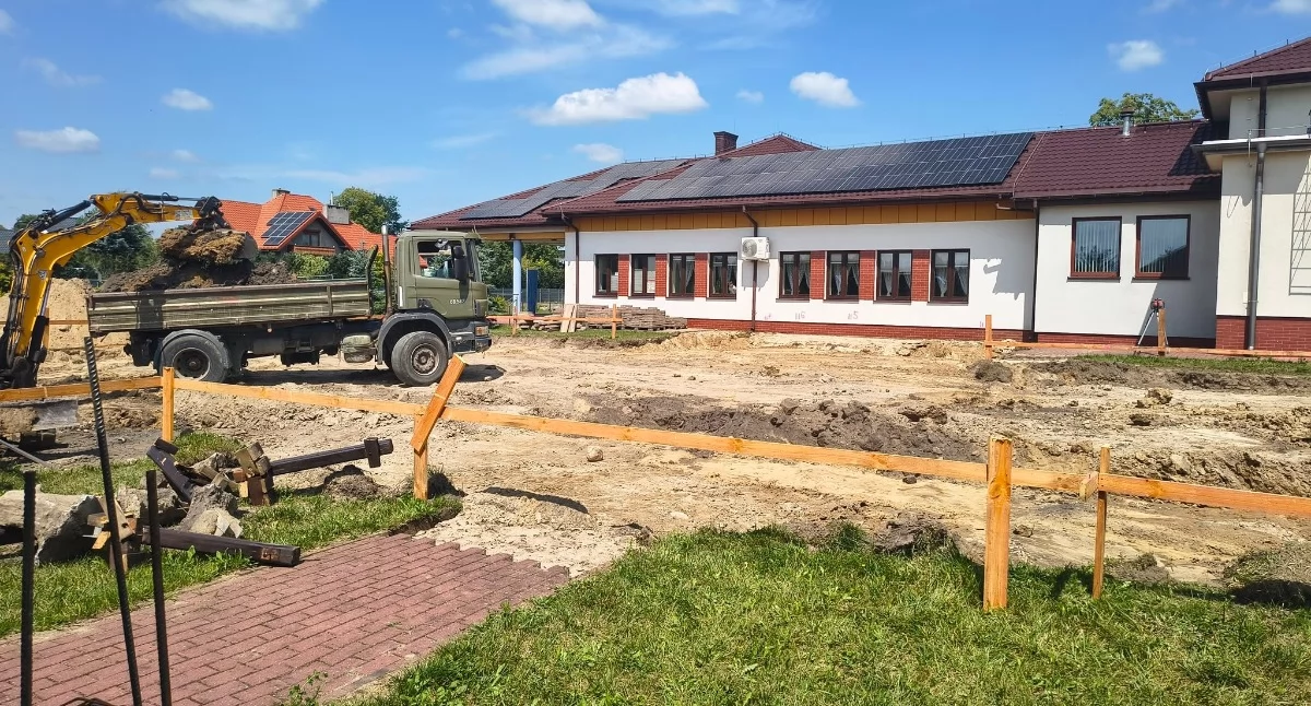  Duże zmiany w Starych Kobiałkach. Ruszyła rozbudowa biblioteki, powstanie tu centrum rehabilitacji!