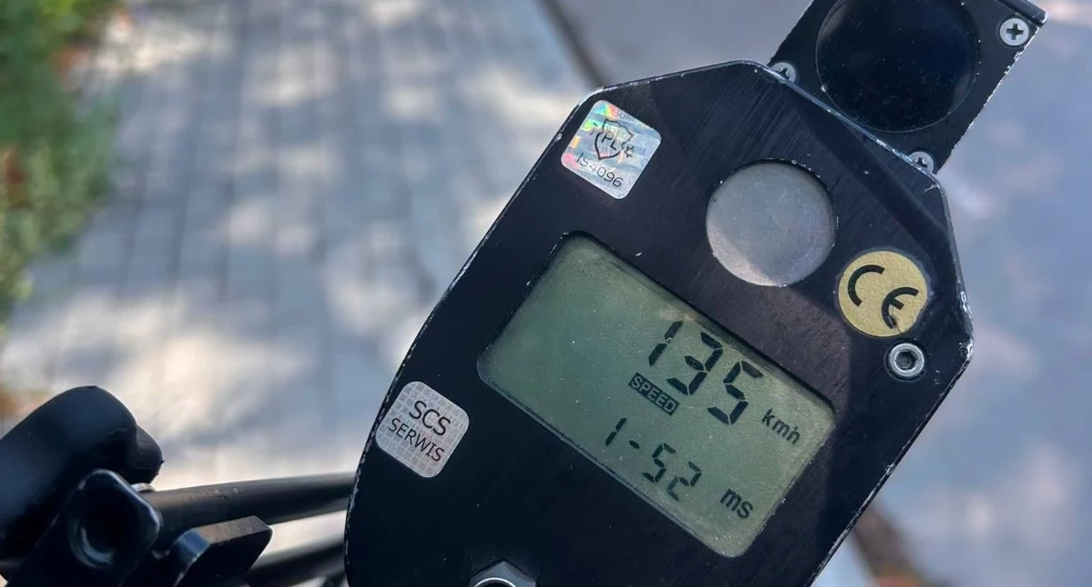 PIRAT W BMW PĘDZIŁ PRZEZ WIEŚ 135 km/h! Słono za to zapłaci. Stracił też 