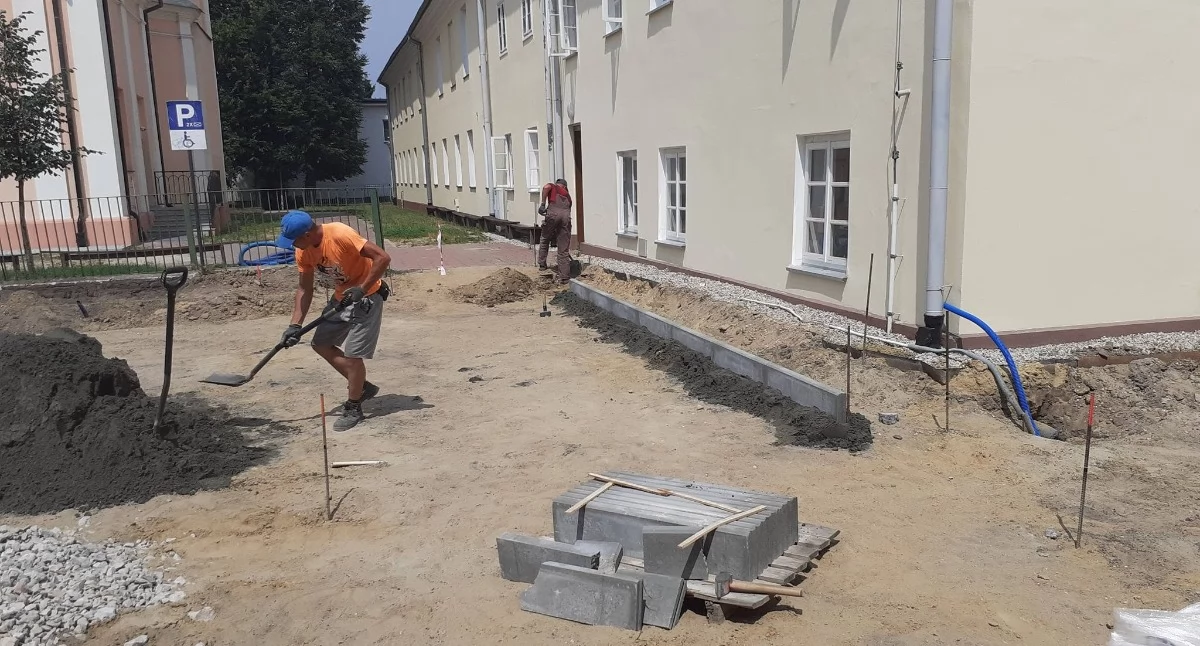 Wielka budowa przy Podwyższeniu Krzyża Świętego. Nowy parking nabiera już realnych kształtów