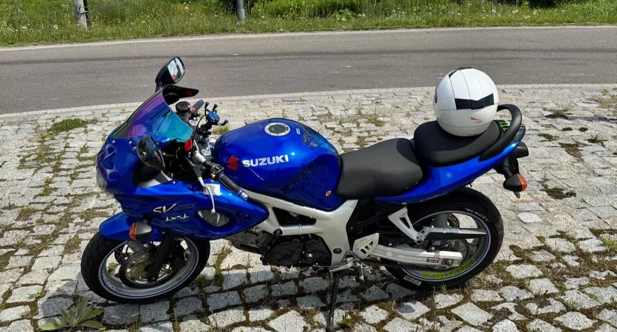 Zdradził go głośny wydech. 
