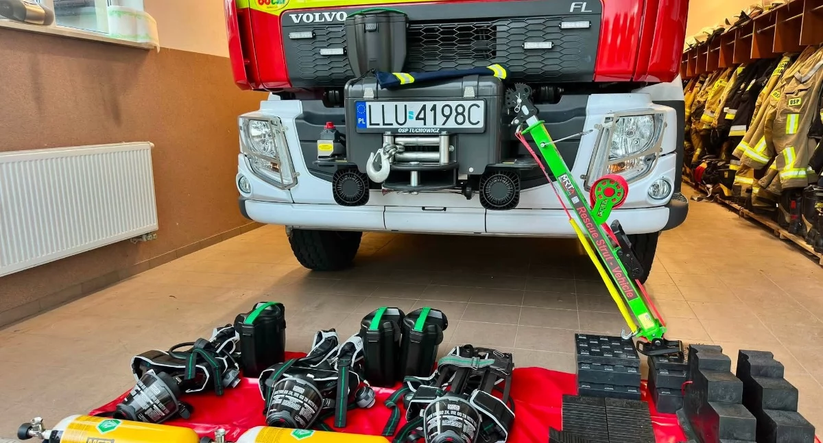  Nowy sprzęt trafił do strażaków z OSP Tuchowicz. Wzrasta poziom bezpieczeństwa 
