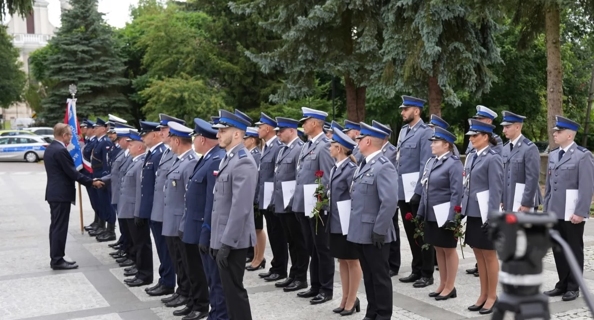 Powiatowe Święto Policji w Woli Gułowskiej. Uroczystości przed Domem Kultury