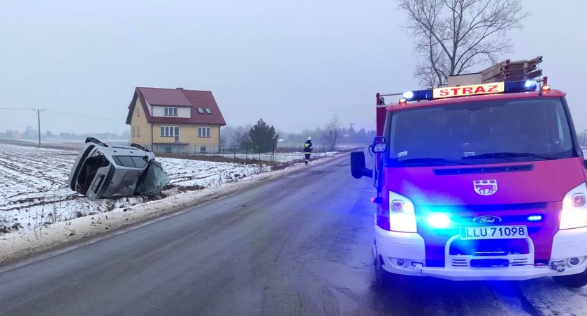 WOJCIESZKÓW. Kraksa na trasie Wojcieszków - Glinne. Honda na dachu