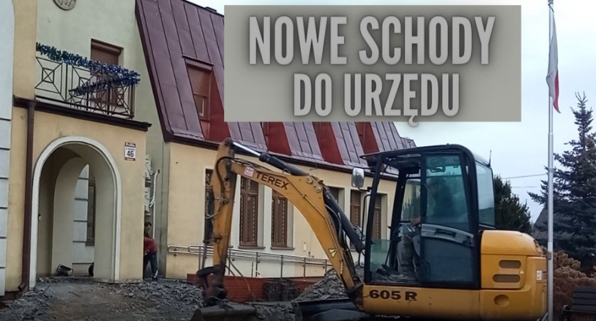 WOJCIESZKÓW. Nowe schody przed Urzędem Gminy i Ośrodkiem Zdrowia (WIDEO)