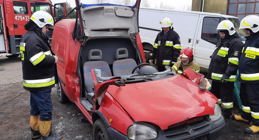 Strażacy z Serokomli i Charlejowa na szkoleniu. Pocięli opla 