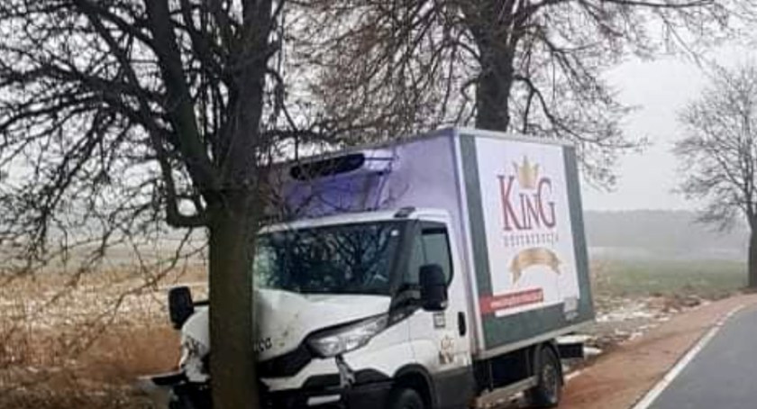 GMINA STOCZEK. Było ślisko. Wjechał prosto w drzewo 