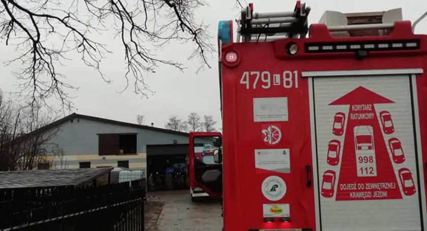 Pożar garażu w Dworni. 4 zastępy pospieszyły na ratunek 
