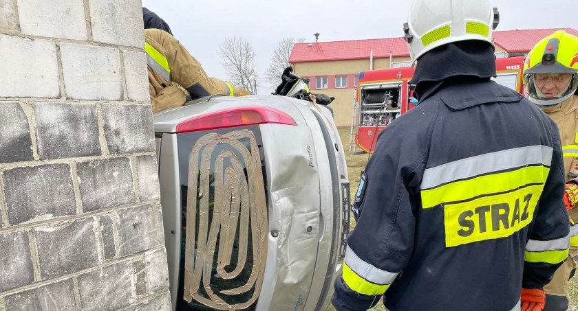 W Krzywdzie auto zatrzymało się na budynku. Interweniowali strażacy (ZDJĘCIA)