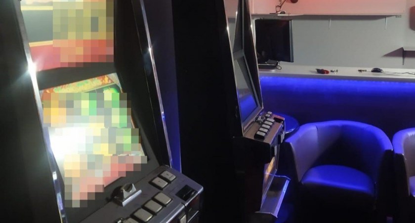 Łukowska policja zlikwidowała nielegalny salon gier. Automaty w przyczepie kempingowej 