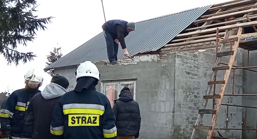 Wichury nad powiatem. Połamane drzewa, pozrywane dachy. Poszkodowany jest niepełnosprawny mężczyzna 