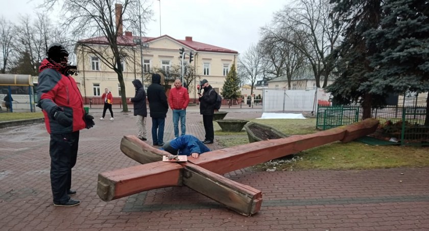 Krzyż przy Kolegiacie runął pod naporem wiatru (WIDEO)